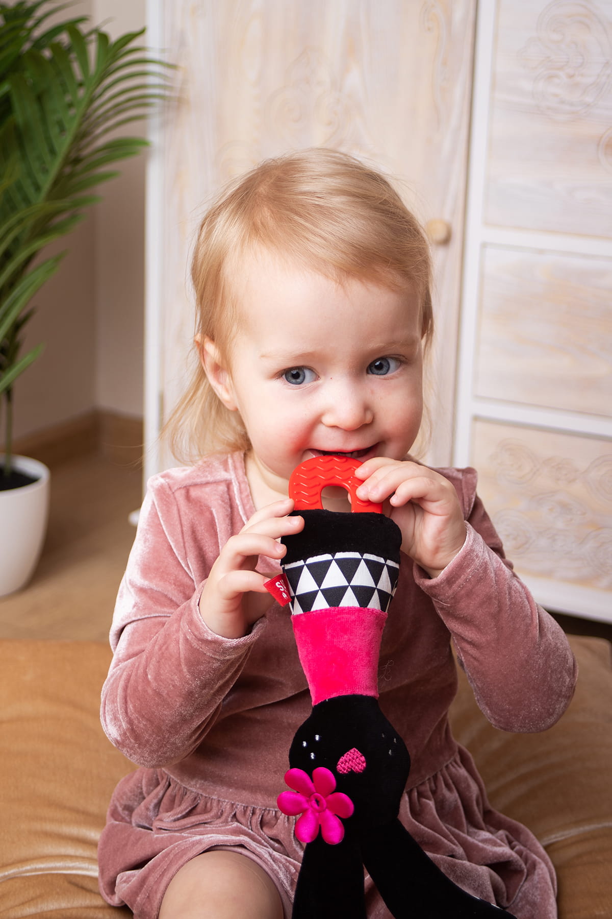 Mom's Care Hryzátko, pískatko a chrastítko Zajačik 0+